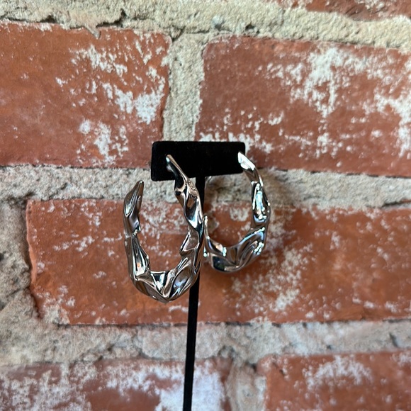 New Alexis Bittar Liquid Metal Rhodium Plated Hoop Earrings - Picture 9 of 9